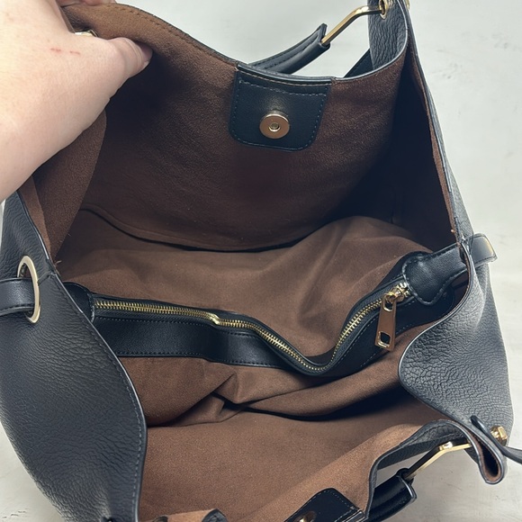 Sondra Robert’s Squared black pebbled leather shoulder bag with pouch - Picture 6 of 10